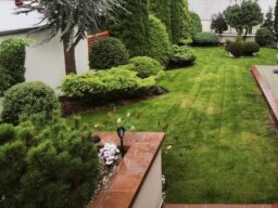 Premena problémového riedkeho trávnika na hustý zelený umelý trávnik vhodný do záhrady
