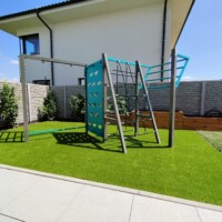 umelý trávnik Aura od Holandský trávnik na detskom workoutovom ihrisku umelý trávnik Aura od Holandský trávnik na workoutovom ihrisku