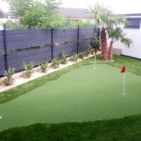 Umelý trávnik domáci golfový green vedľa domu Umelý trávnik domáci golfový green vedľa domu