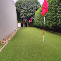 domáci golfový green z umelého trávnika vedľa domu domáci golfový green z umelého trávnika vedľa domu